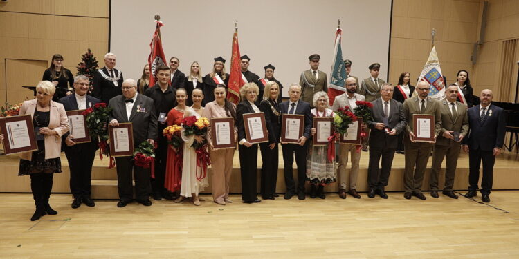 To oni działają na rzecz regionu. Wyróżniony ksiądz, przyrodnik, a także działaczka ludowa - Radio Kielce To oni działają na rzecz regionu. Wyróżniony ksiądz, przyrodnik, a także działaczka ludowa