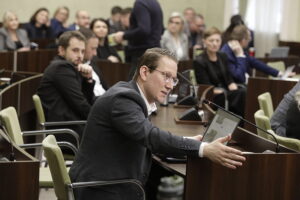 Kielce dołączają do grona miast z nocnym zakazem sprzedaży alkoholu - Radio Kielce Radni nie przyjęli projektu budżetu Kielc na 2026 rok!