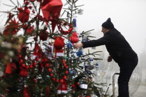 Rynek w Daleszycach zamienił się w świąteczny las choinek - Radio Kielce 20.12.2025. Daleszyce. Jarmark bożonarodzeniowy / Fot. Jarosław Kubalski - Radio Kielce