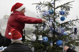 Rynek w Daleszycach zamienił się w świąteczny las choinek - Radio Kielce 20.12.2025. Daleszyce. Jarmark bożonarodzeniowy / Fot. Jarosław Kubalski - Radio Kielce