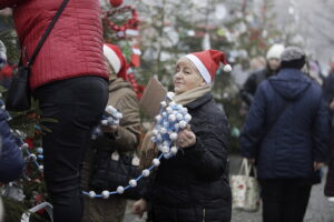Rynek w Daleszycach zamienił się w świąteczny las choinek - Radio Kielce 20.12.2025. Daleszyce. Jarmark bożonarodzeniowy / Fot. Jarosław Kubalski - Radio Kielce
