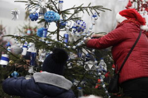 Rynek w Daleszycach zamienił się w świąteczny las choinek - Radio Kielce 20.12.2025. Daleszyce. Jarmark bożonarodzeniowy / Fot. Jarosław Kubalski - Radio Kielce