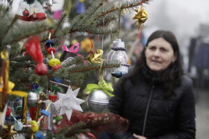 Rynek w Daleszycach zamienił się w świąteczny las choinek - Radio Kielce 20.12.2025. Daleszyce. Jarmark bożonarodzeniowy / Fot. Jarosław Kubalski - Radio Kielce