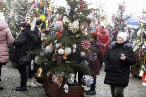 Rynek w Daleszycach zamienił się w świąteczny las choinek - Radio Kielce 20.12.2025. Daleszyce. Jarmark bożonarodzeniowy / Fot. Jarosław Kubalski - Radio Kielce