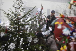 Rynek w Daleszycach zamienił się w świąteczny las choinek - Radio Kielce 20.12.2025. Daleszyce. Jarmark bożonarodzeniowy / Fot. Jarosław Kubalski - Radio Kielce