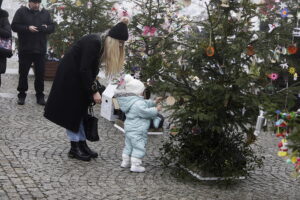 Rynek w Daleszycach zamienił się w świąteczny las choinek - Radio Kielce 20.12.2025. Daleszyce. Jarmark bożonarodzeniowy / Fot. Jarosław Kubalski - Radio Kielce