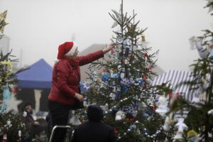 Rynek w Daleszycach zamienił się w świąteczny las choinek - Radio Kielce 20.12.2025. Daleszyce. Jarmark bożonarodzeniowy / Fot. Jarosław Kubalski - Radio Kielce