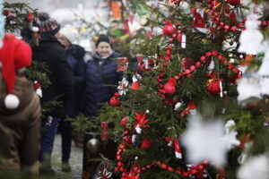 Rynek w Daleszycach zamienił się w świąteczny las choinek - Radio Kielce 20.12.2025. Daleszyce. Jarmark bożonarodzeniowy / Fot. Jarosław Kubalski - Radio Kielce