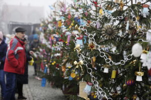 Rynek w Daleszycach zamienił się w świąteczny las choinek - Radio Kielce 20.12.2025. Daleszyce. Jarmark bożonarodzeniowy / Fot. Jarosław Kubalski - Radio Kielce