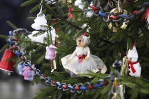 Rynek w Daleszycach zamienił się w świąteczny las choinek - Radio Kielce 20.12.2025. Daleszyce. Jarmark bożonarodzeniowy / Fot. Jarosław Kubalski - Radio Kielce