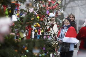 Rynek w Daleszycach zamienił się w świąteczny las choinek - Radio Kielce 20.12.2025. Daleszyce. Jarmark bożonarodzeniowy / Fot. Jarosław Kubalski - Radio Kielce