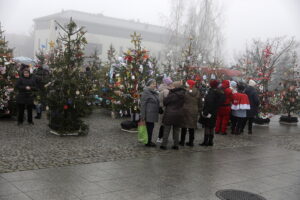 Rynek w Daleszycach zamienił się w świąteczny las choinek - Radio Kielce 20.12.2025. Daleszyce. Jarmark bożonarodzeniowy / Fot. Jarosław Kubalski - Radio Kielce