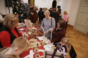 Teatr Żeromskiego wprowadził mieszkańców w świąteczny klimat - Radio Kielce