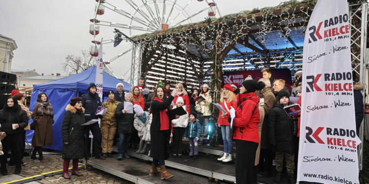 21.12.2025 Kielce. Kolędowanie z Radiem Kielce na Rynku / Fot. Jarosław Kubalski - Radio Kielce