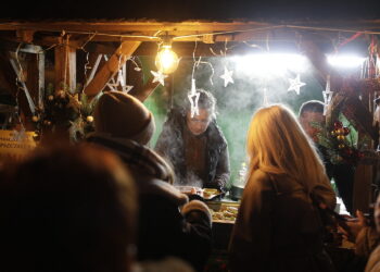 21.12.2025 Tokarnia. Jarmark bożonarodzeniowy / Fot. Jarosław Kubalski - Radio Kielce
