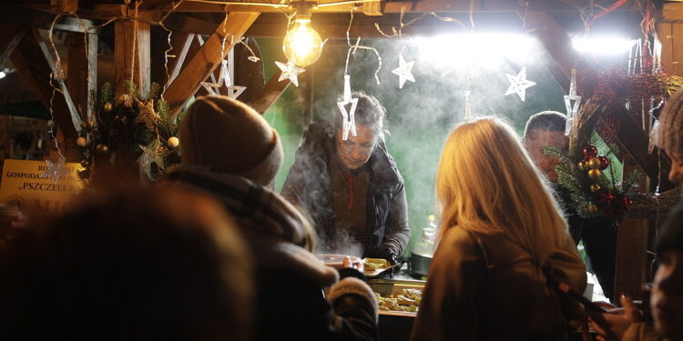 21.12.2025 Tokarnia. Jarmark bożonarodzeniowy / Fot. Jarosław Kubalski - Radio Kielce
