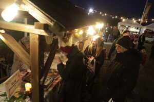 W Tokarni po raz pierwszy odbył się kiermasz bożonarodzeniowy - Radio Kielce