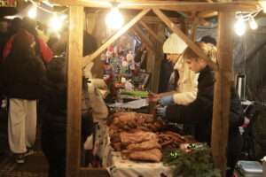 W Tokarni po raz pierwszy odbył się kiermasz bożonarodzeniowy - Radio Kielce