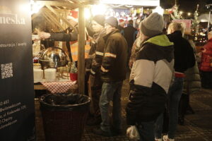 W Tokarni po raz pierwszy odbył się kiermasz bożonarodzeniowy - Radio Kielce