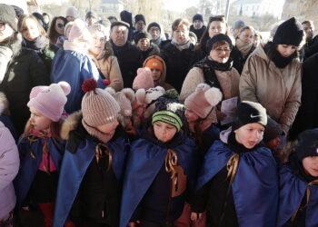 Mieszkańcy Brzezin znów kolędowali przy szopce