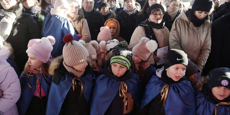 Mieszkańcy Brzezin znów kolędowali przy szopce