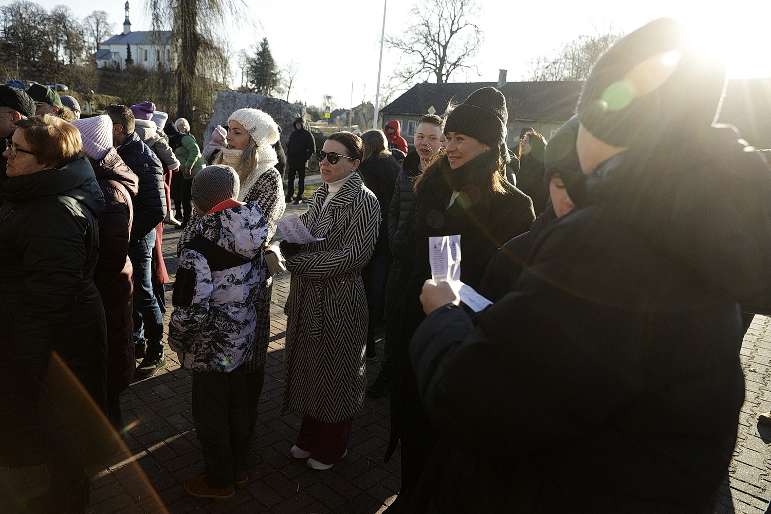 Mieszkańcy Brzezin znów kolędowali przy szopce