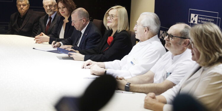 29.12.2025. Kielce. ŚCO. Podpisanie umowy na dofinansowanie budowy Centrum Badań Molekularnych / Fot. Jarosław Kubalski - Radio Kielce