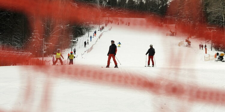 Kieleckie stoki przyciągnęły narciarzy - Radio Kielce 03.01.2026 Kielce. Stok narciarski na Stadionie / Fot. Jarosław Kubalski - Radio Kielce