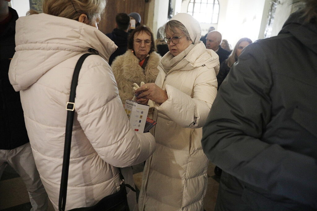 Wierni nie żałowali pieniędzy na leczenie Amelki i Wiktorii - Radio Kielce