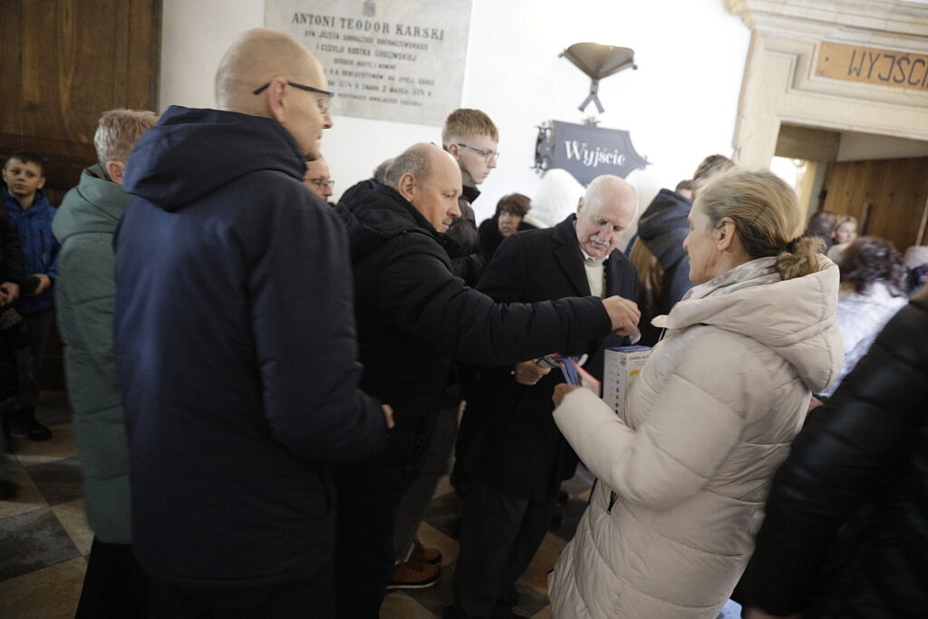 Wierni nie żałowali pieniędzy na leczenie Amelki i Wiktorii - Radio Kielce