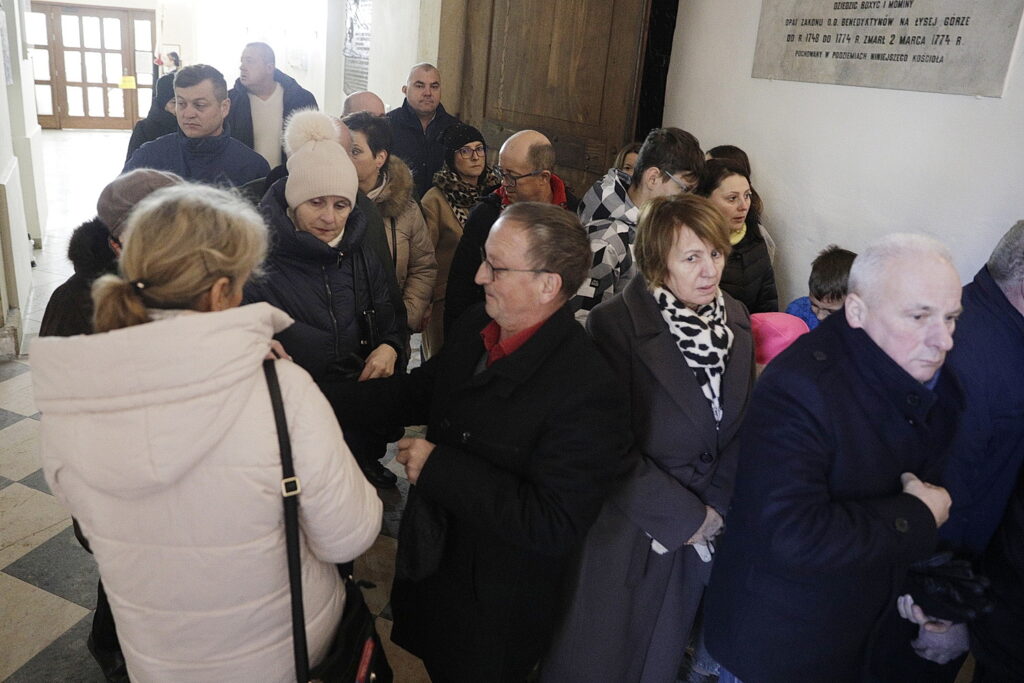 Wierni nie żałowali pieniędzy na leczenie Amelki i Wiktorii - Radio Kielce