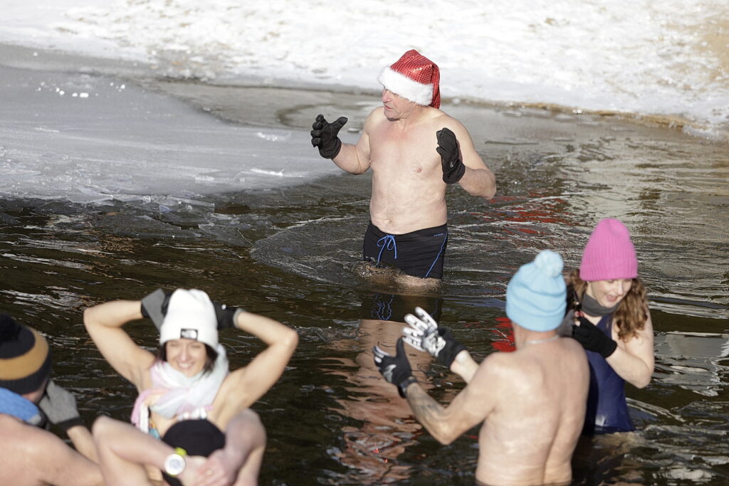 Nie straszny im mróz i śnieg. Morsy weszły do wody - Radio Kielce