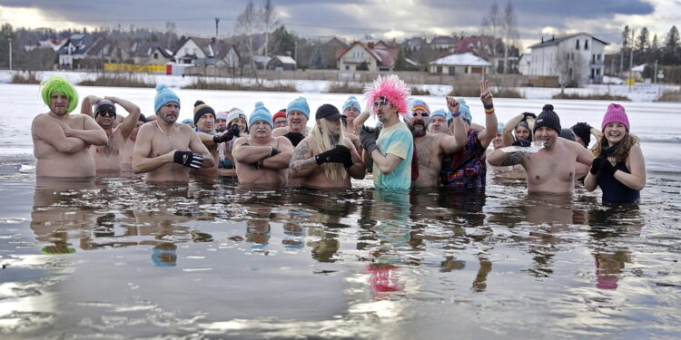 Nie straszny im mróz i śnieg. Morsy weszły do wody