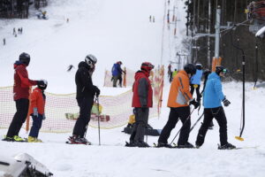 Kielce. Narciarze na stoku Telegraf - Radio Kielce