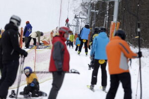 Kielce. Narciarze na stoku Telegraf - Radio Kielce