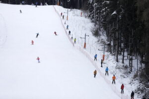 Kielce. Narciarze na stoku Telegraf - Radio Kielce