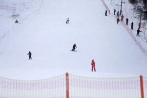 Kielce. Narciarze na stoku Telegraf - Radio Kielce