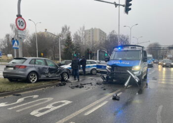 Wypadek z radiowozem. Policjant w szpitalu