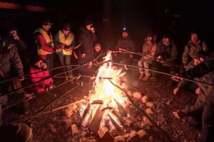 Nocny marsz śladem tajemnic - Radio Kielce 06.12.2025. Pękowiec. Nocny marsz / Fot. Krystian Szczeciński