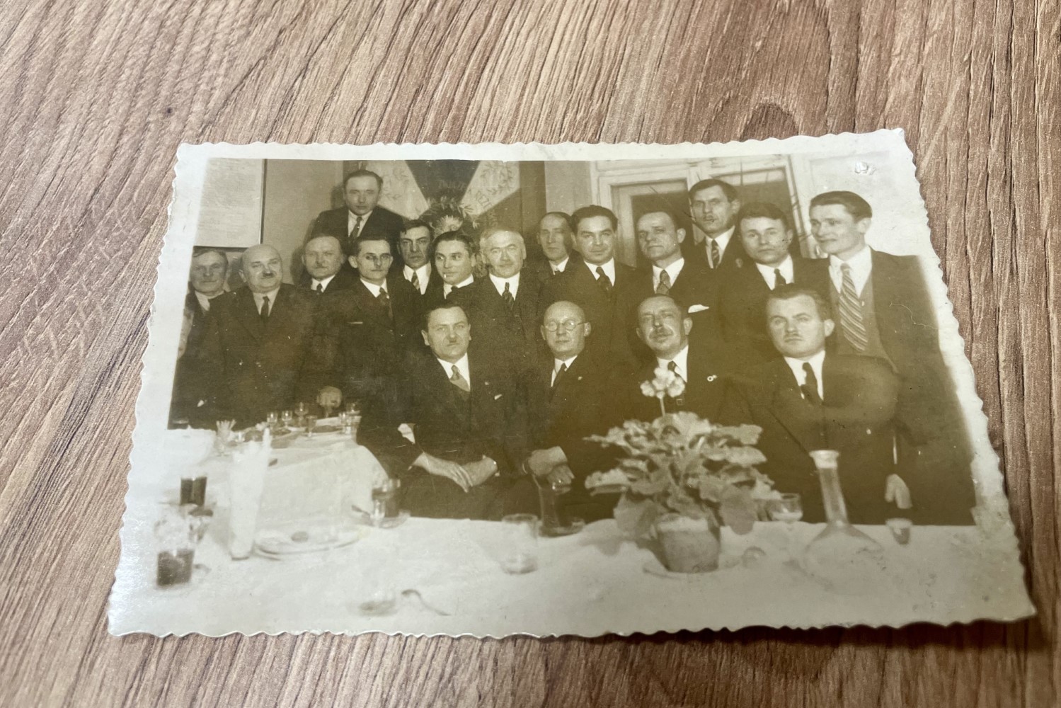 Kielce. Archiwum Państwowe w Kielcach. Zdjęcie z opłatka w „Związku Rezerwistów” z 6 stycznia 1939 roku / Fot. Dorota Klusek - Radio Kielce