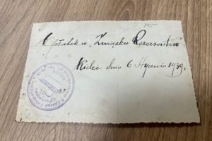 Kielce. Archiwum Państwowe w Kielcach. Zdjęcie z opłatka w „Związku Rezerwistów” z 6 stycznia 1939 roku (tył) / Fot. Dorota Klusek - Radio Kielce