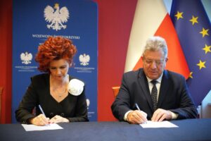 17.12.2025. Kielce. Podpisanie umów na usuwanie skutków klęsk żywiołowych / źródło: gov.pl