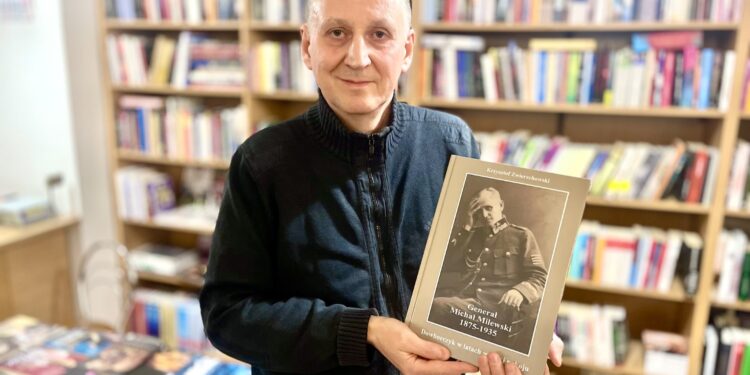 Krzysztof Zwierzchowski – autor książki „Generał Michał Milewski 1875-1935” / Fot. Dorota Klusek - Radio Kielce
