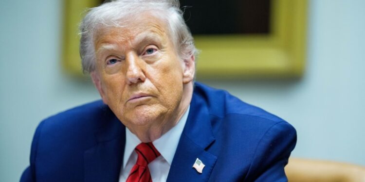 Zaczęto przyjmować wnioski o „złote karty" pobytowe Trumpa - Radio Kielce Zaczęto przyjmować wnioski o „złote karty" pobytowe Trumpa