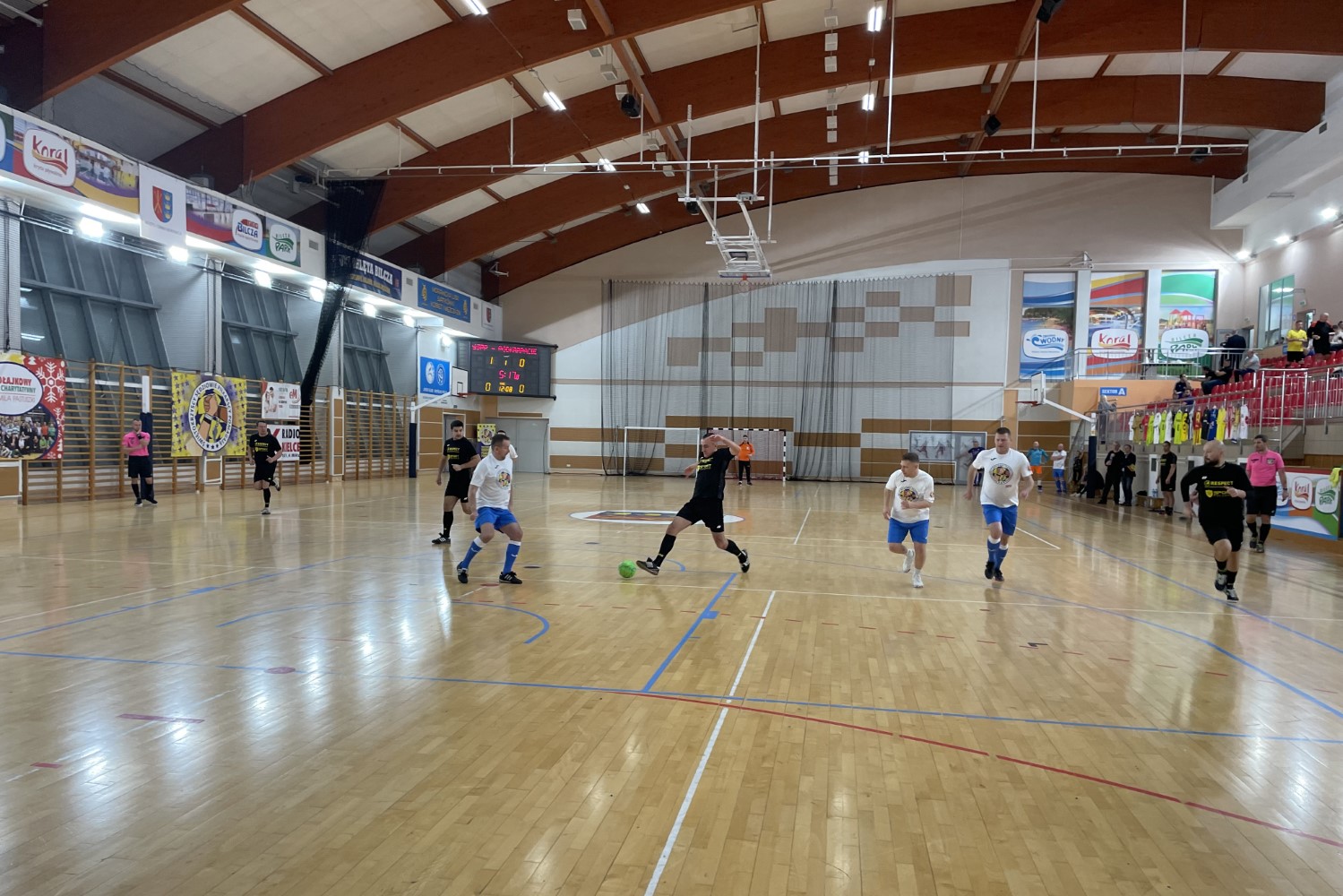 Sędziowie piłkarscy zagrali dla córek zmarłego trenera