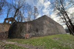 Potężny mur zostanie odnowiony - Radio Kielce
