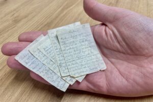 Wielka wartość rodzinnych pamiątek. IPN podziękuje swoim darczyńcom - Radio Kielce Dar Krzysztofa Mierzewskiego – grypsy z więzienia w Opatowie z czasów okupacji niemieckiej / Fot. Dorota Klusek - Radio Kielce