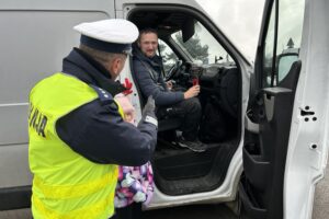 05.12.2025. Bilcza. Akcja policji oraz dzieci ze Szkoły Podstawowej w Bilczy / Fot. Daniel Czwartosz - Radio Kielce