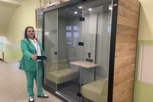 Kabina akustyczna w Zespole Szkół Ekonomicznych w Sandomierzu / Fot. Grażyna Szlęzak-Wójcik - Radio Kielce