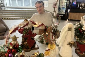 Świąteczne ozdoby na kiermaszu w szpitalu - Radio Kielce 09.12.2025. Kielce. Wojewódzki Szpital Zespolonym w Kielcach. Kiermasz / Fot. Iwona Murawska-Bujnowicz - Radio Kielce